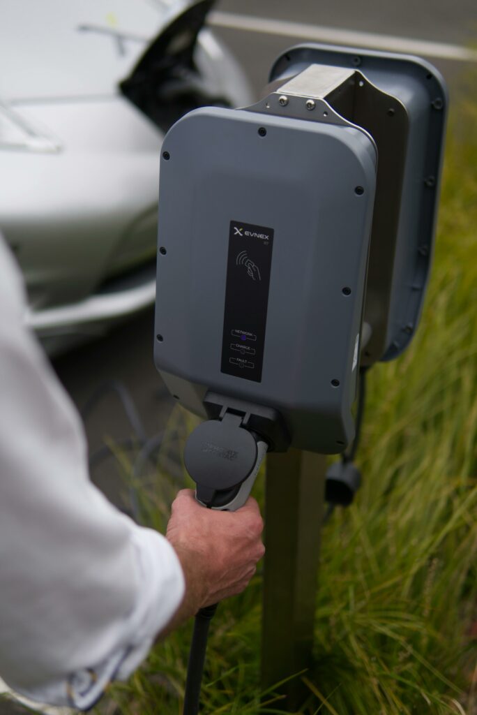 Installation borne de recharge Luisant